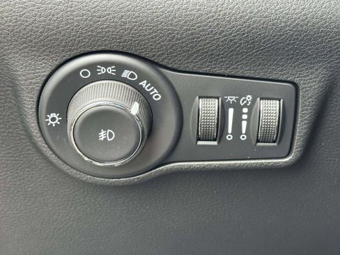 Used 2025 Jeep Compass Limited w/ Sun & Sound Group AWD/4WD image 19