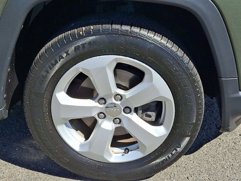 Used 2019 Jeep Compass Latitude w/ Popular Equipment Group AWD/4WD image 9