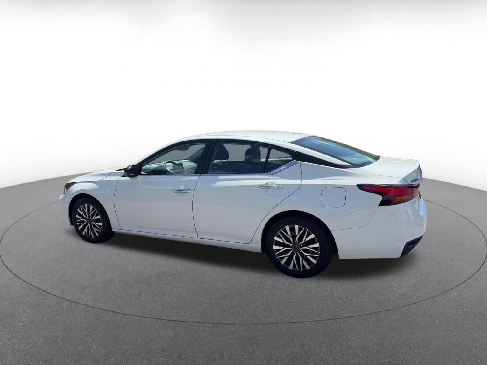Used 2025 Nissan Altima 2.5 SV FWD image 8