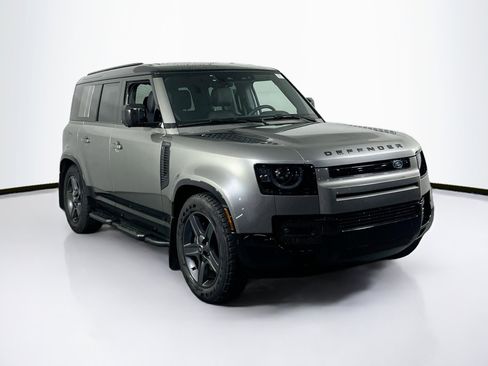Used 2025 Land Rover Defender 110 X-Dynamic SE image 3