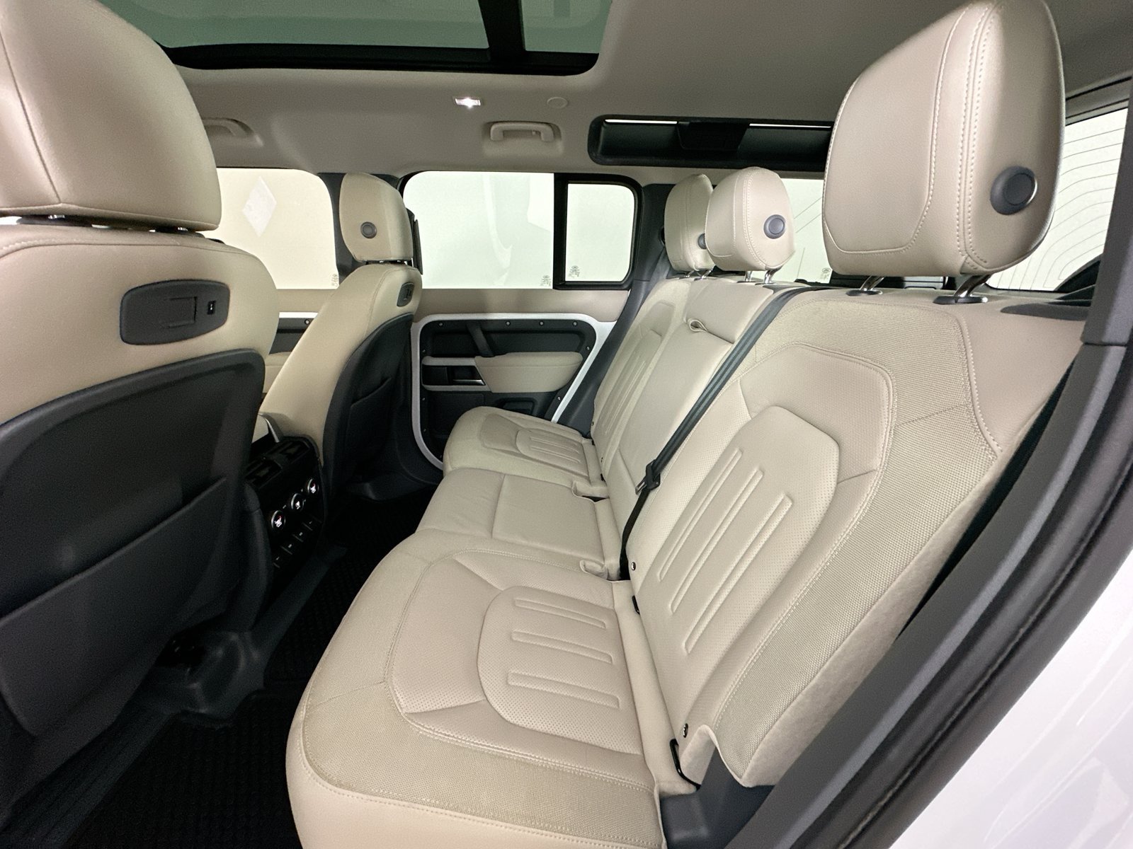 Used 2020 Land Rover Defender 110 SE AWD/4WD image 37