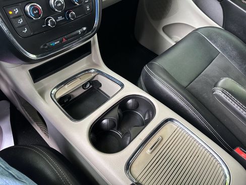 Used 2019 Dodge Grand Caravan SXT image 16