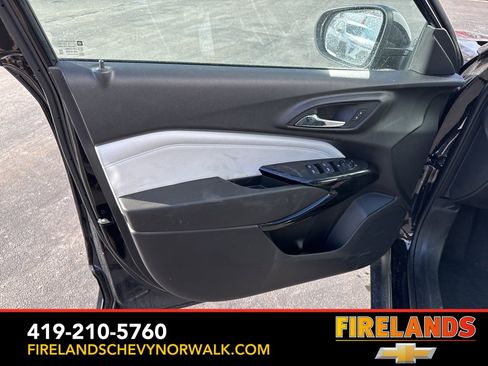 Used 2025 Chevrolet Trax LT w/ LT Convenience Package image 16