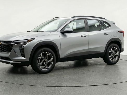 Used 2025 Chevrolet Trax LT FWD image 3