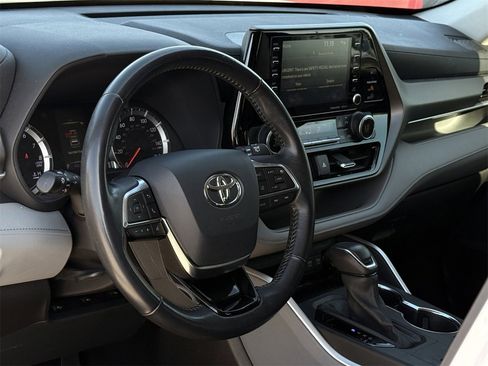 Used 2020 Toyota Highlander LE image 12