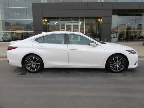 Used 2025 Lexus ES 300h w/ Premium Package image 11