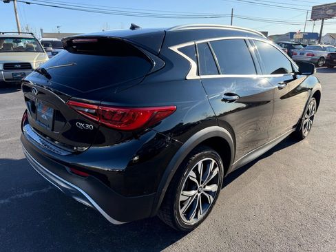 Used 2018 INFINITI QX30 Premium w/ Navigation Package AWD/4WD image 3