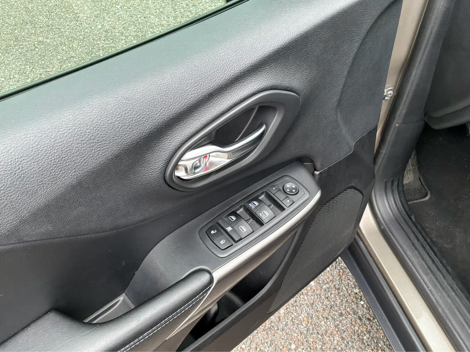 Used 2020 Jeep Cherokee Latitude FWD image 10