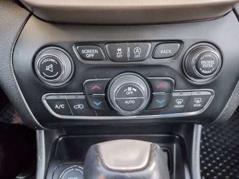 Used 2016 Jeep Cherokee Latitude w/ Comfort & Convenience Group image 5