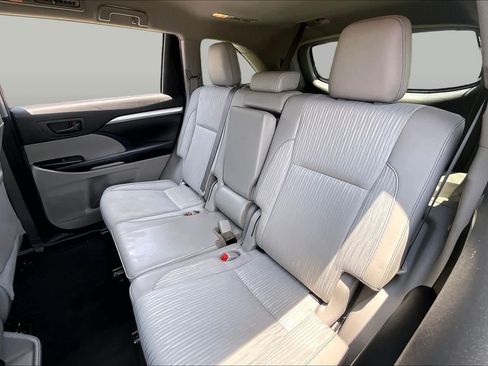 Used 2019 Toyota Highlander Plus FWD image 19