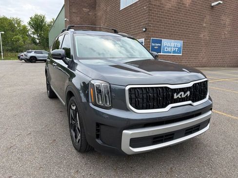 Used 2023 Kia Telluride EX w/ EX Captain's Chair Package AWD/4WD image 2