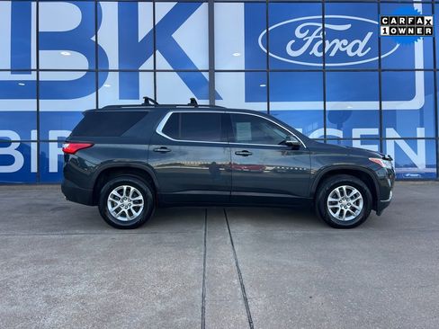 Used 2021 Chevrolet Traverse LT image 1