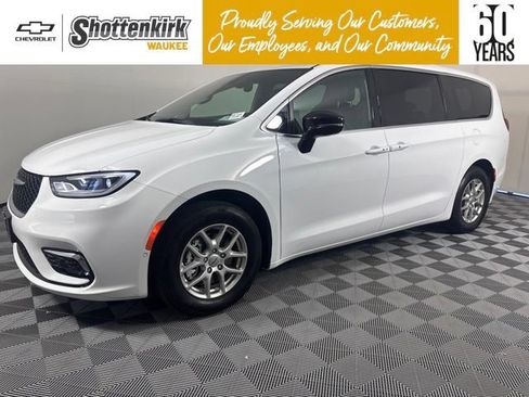 Used 2025 Chrysler Pacifica Select FWD image 1