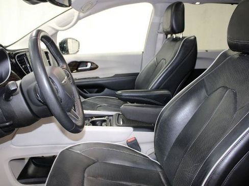 Used 2023 Chrysler Pacifica Limited FWD image 14
