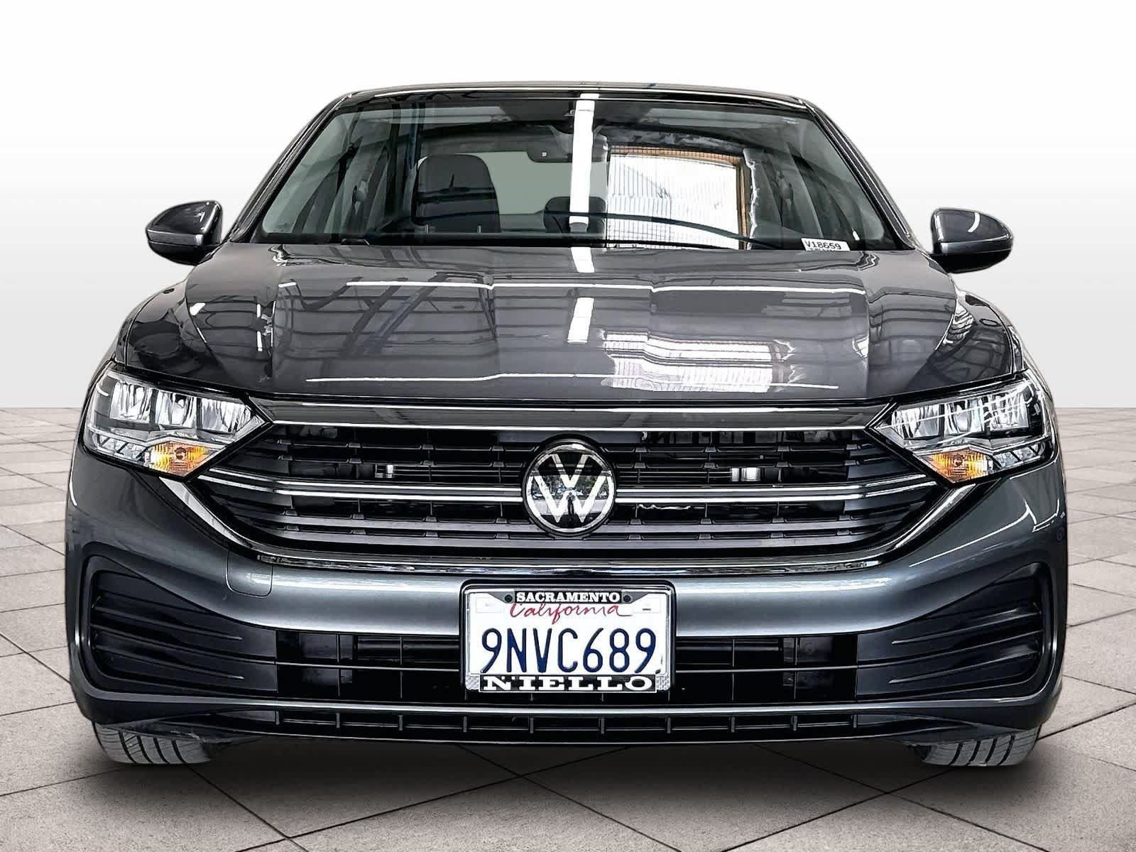 Used 2024 Volkswagen Jetta SE w/ Panoramic Sunroof Package FWD image 2