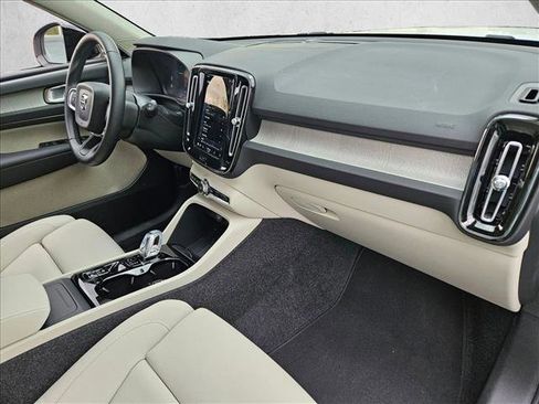 Used 2025 Volvo XC40 B5 Plus image 20