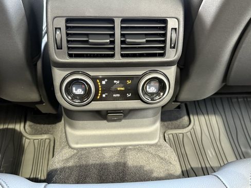 New 2026 Land Rover Range Rover Velar Dynamic SE image 35