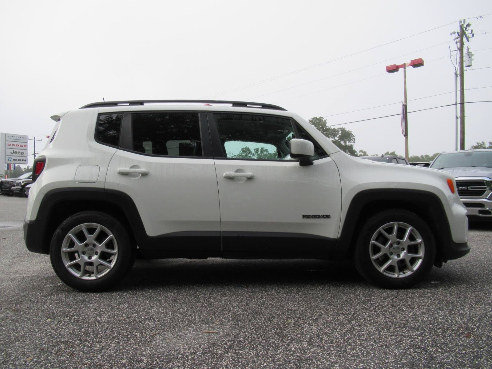 Used 2019 Jeep Renegade Latitude FWD image 2