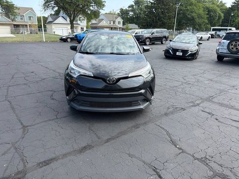 Used 2018 Toyota C-HR XLE FWD image 3