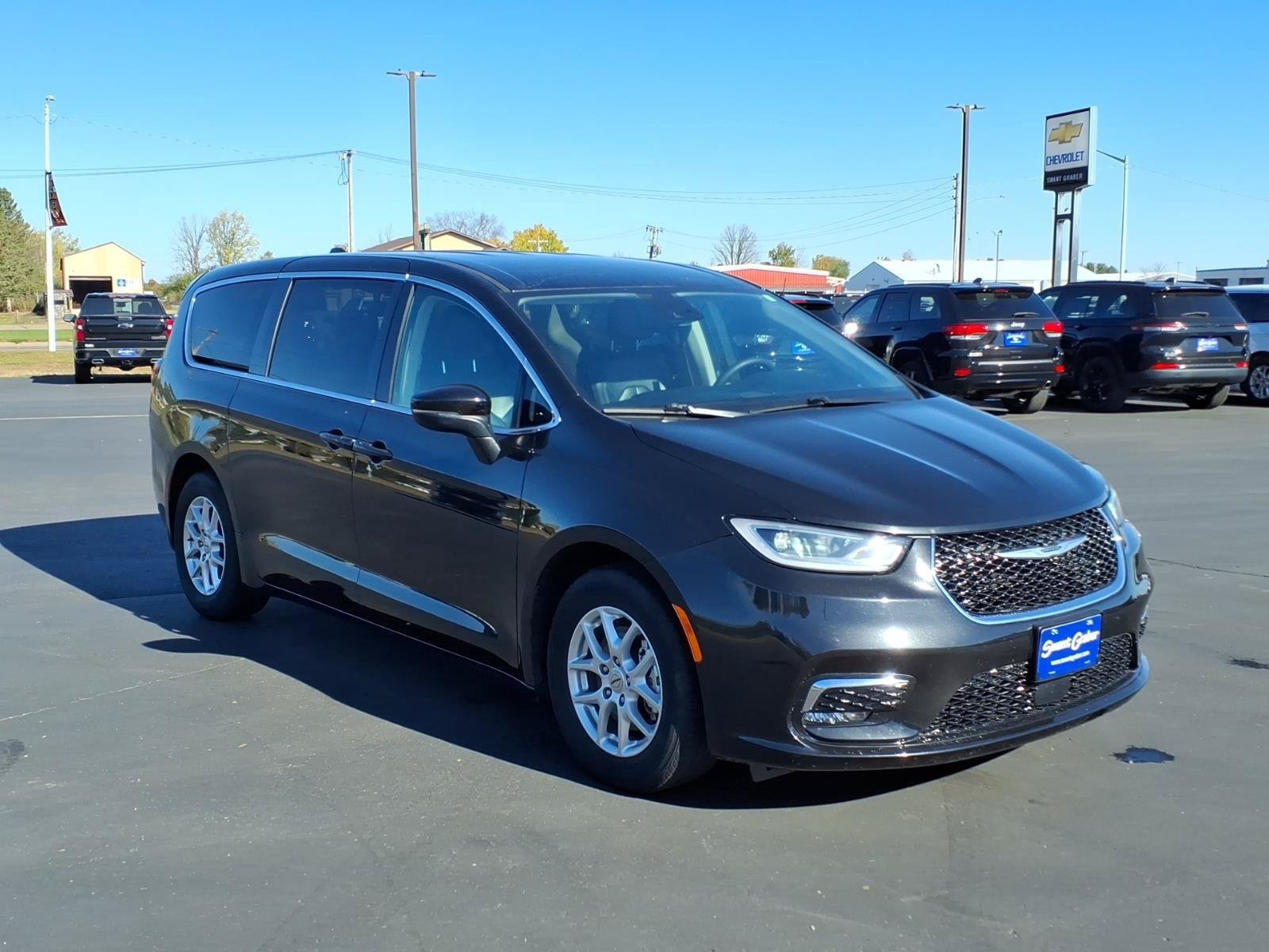 Used 2023 Chrysler Pacifica Touring-L FWD image 8