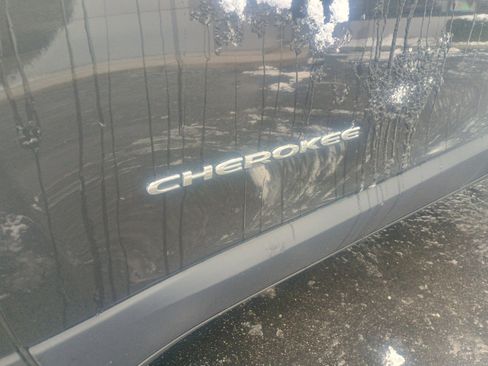 Used 2016 Jeep Cherokee Limited image 5