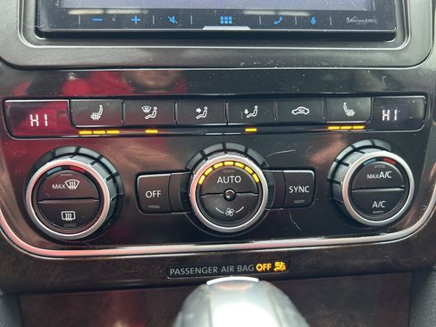 Used 2015 Volkswagen Passat 1.8T SEL Premium image 31