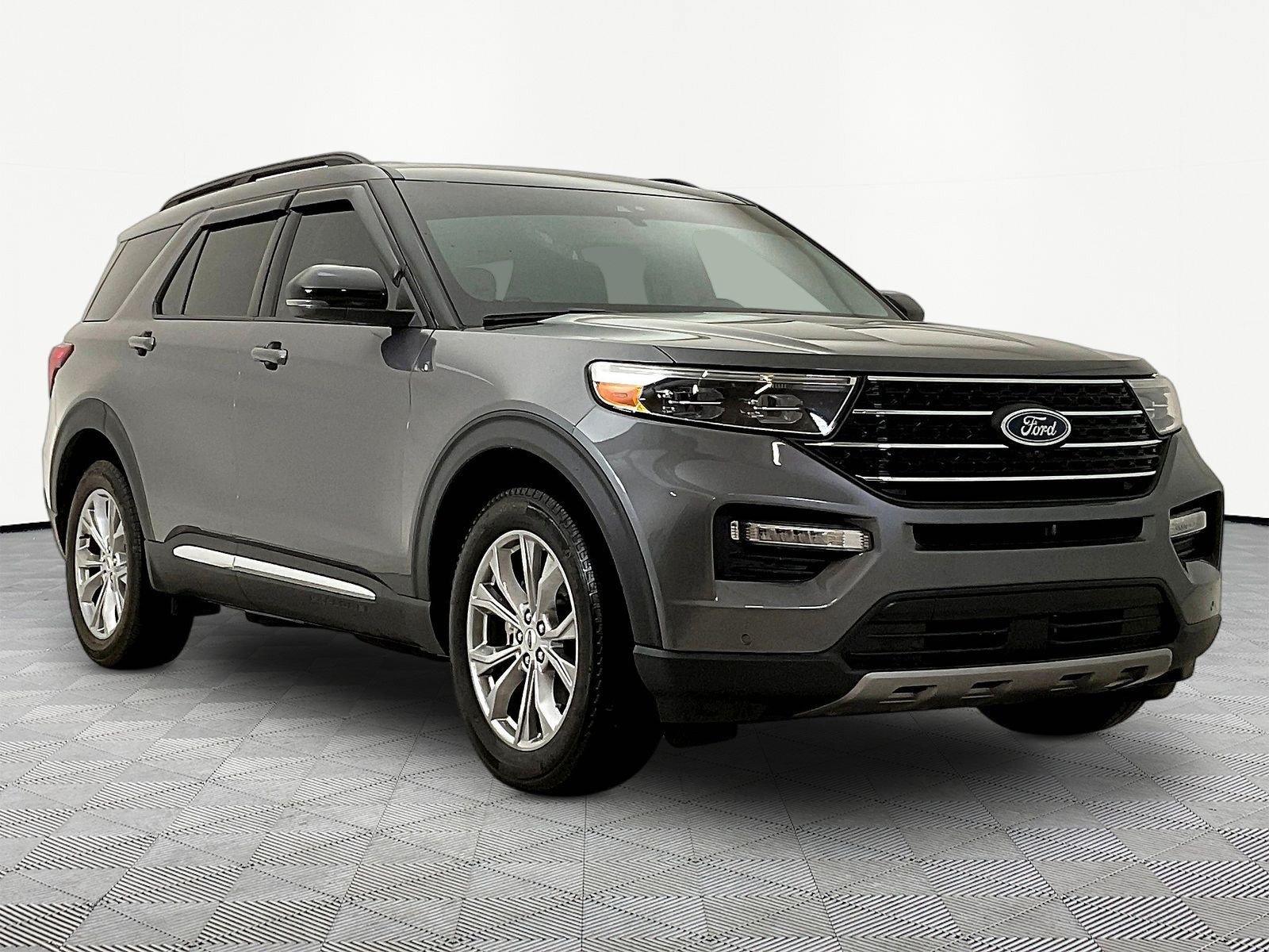 Used 2023 Ford Explorer XLT w/ Equipment Group 202A AWD/4WD image 3