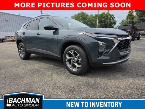Used 2025 Chevrolet Trax LT w/ Driver Confidence Package FWD image 2