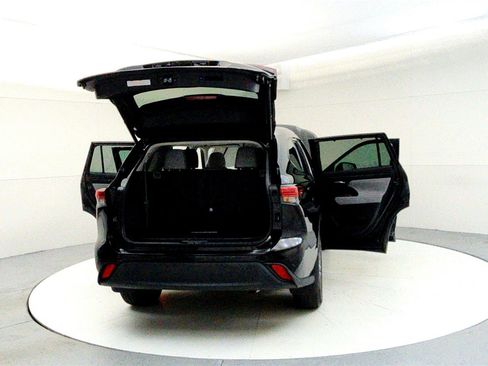 Certified 2022 Toyota Highlander XLE image 11