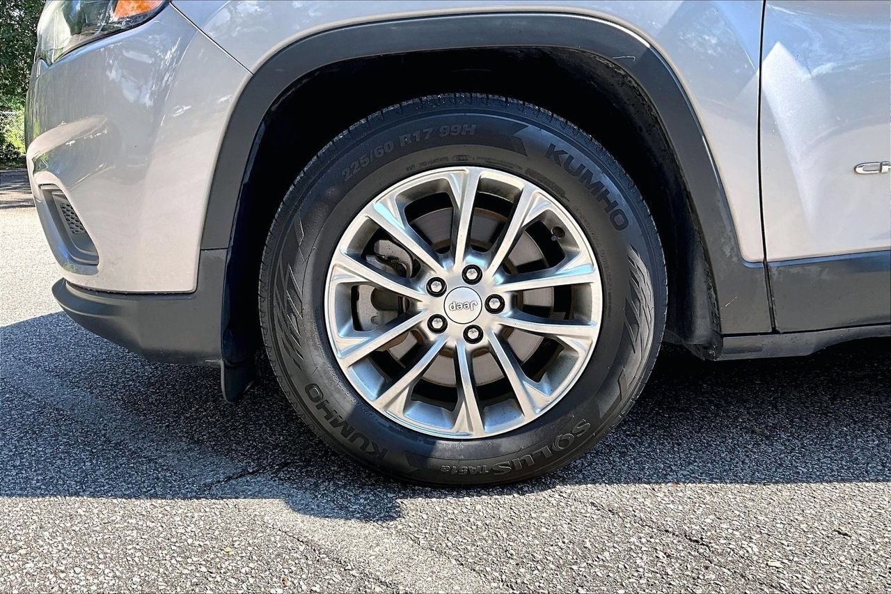 Used 2019 Jeep Cherokee Latitude Plus w/ Comfort/Convenience Group FWD image 35