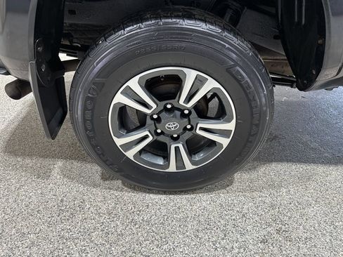 Used 2018 Toyota Tacoma TRD Sport image 19