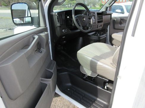 Used 2017 Chevrolet Express 3500 RWD image 32