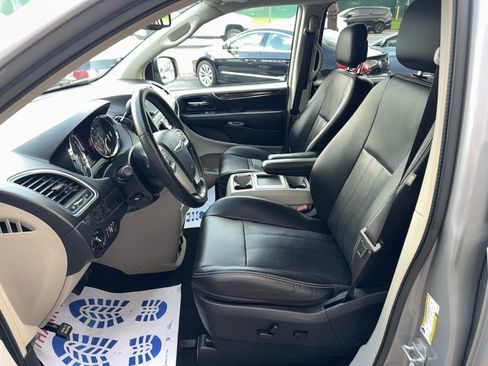 Used 2014 Chrysler Town & Country Touring-L w/ Driver Convenience Group FWD image 6