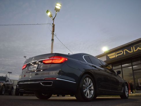 Used 2017 BMW 740i image 7