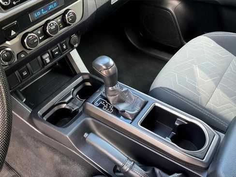 Used 2022 Toyota Tacoma TRD Off-Road image 18