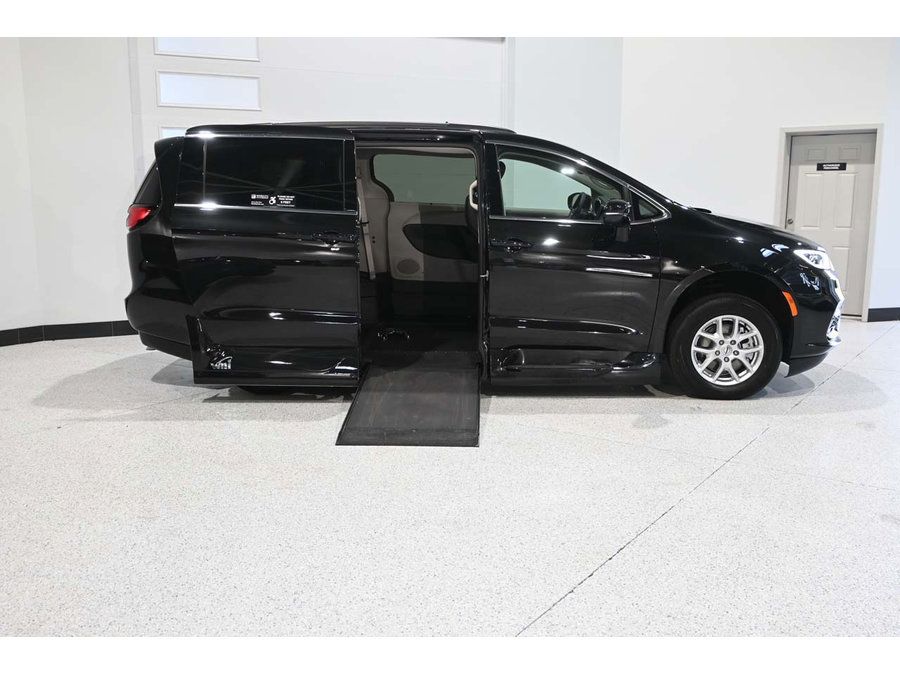 Used 2022 Chrysler Pacifica Touring-L FWD image 17