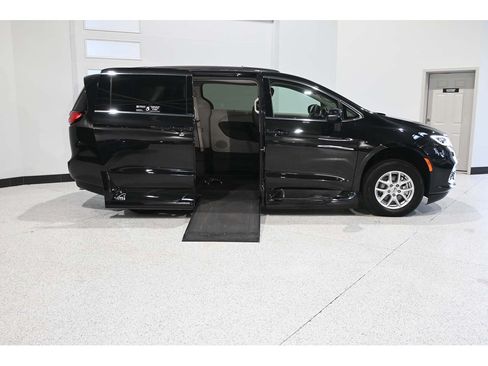 Used 2022 Chrysler Pacifica Touring-L FWD image 17