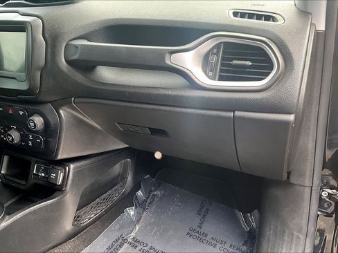 Used 2020 Jeep Renegade Latitude w/ Popular Equipment Group FWD image 19