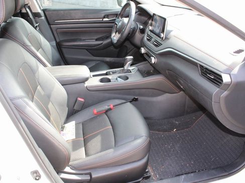 Used 2022 Nissan Altima 2.5 SR w/ Midnight Edition Package image 17