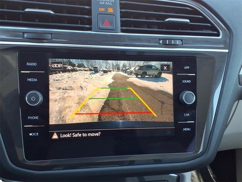 Used 2023 Volkswagen Tiguan SE w/ Panoramic Sunroof Package image 21