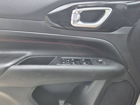 Used 2025 Jeep Compass Trailhawk AWD/4WD image 22