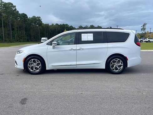 Used 2022 Chrysler Pacifica Limited FWD image 4