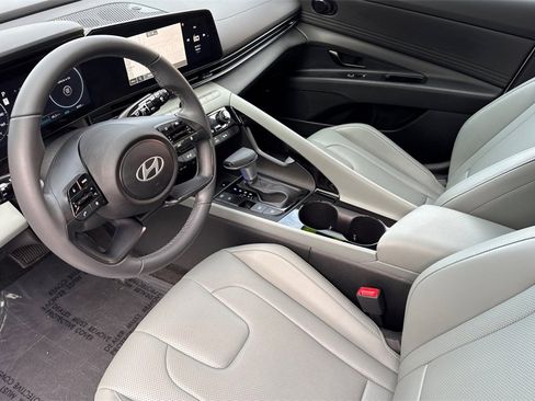 Used 2025 Hyundai Elantra Limited image 10