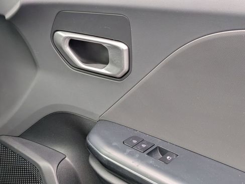 Used 2025 Kia K4 LXS image 32