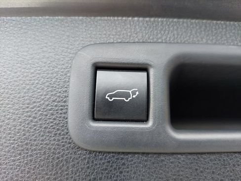 Used 2022 Toyota Highlander XLE AWD/4WD image 39