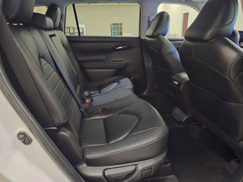 Certified 2024 Toyota Highlander XLE AWD/4WD image 26