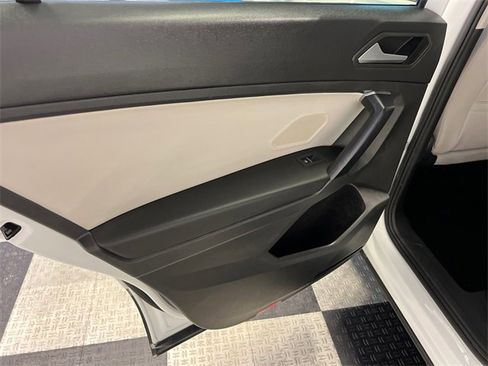 Used 2021 Volkswagen Tiguan SE image 17