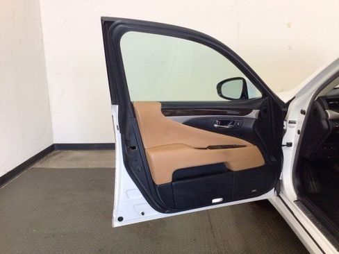 Used 2013 Lexus LS 460 w/ Comfort Pkg RWD image 23