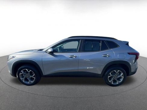 Used 2025 Chevrolet Trax LT image 9