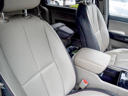Used 2017 Kia Sedona EX FWD image 10
